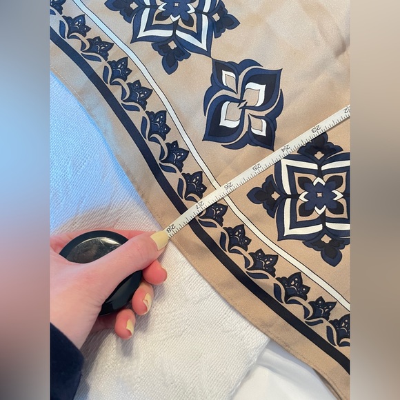 MICHAEL Michael Kors Size 1X Beige Blue Short Sleeve Blouse 100% Silk - Picture 7 of 10